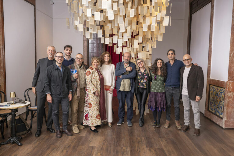 Foto di gruppo con gli ospiti