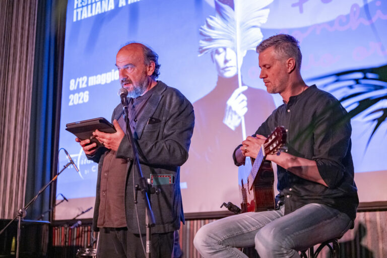 Toca el ritmo y la poesía responde. Rondoni e Rione Junno